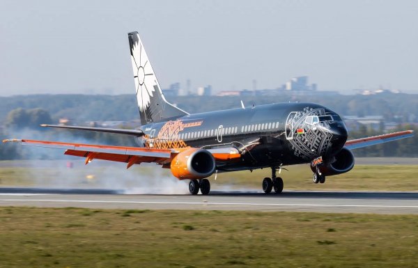 BOEING 737-3Q8