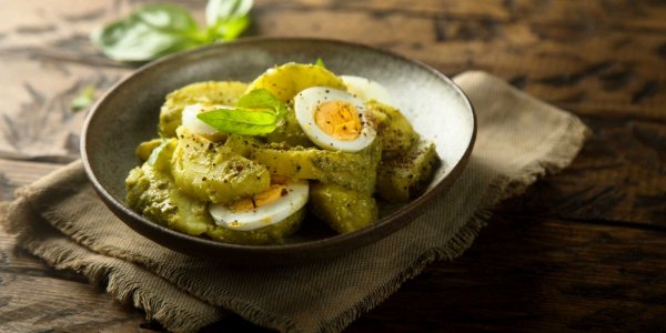 Картофельный салат с соусом из зелени