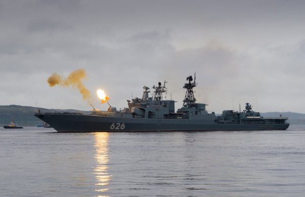 БПК "Вице-адмирал Кулаков" ведёт огонь из АК-100