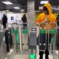 BLM показал как не платить в Нью-Йоркском метро.mp4