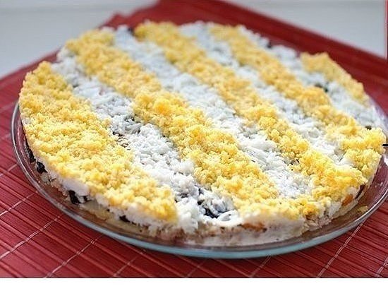 Салат из печени трески с черносливом