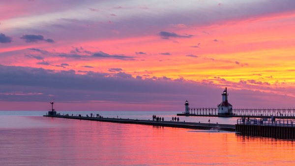 MichiganLighthouse ROW7023012690 UHD