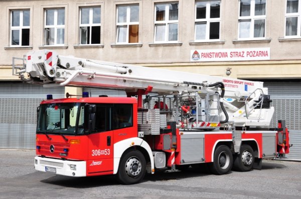 MERCEDES-BENZ ECONIC 2628 (2004г.)
