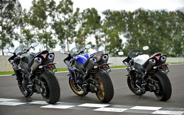 Tri-yamaha-yzf-r1-chernyy