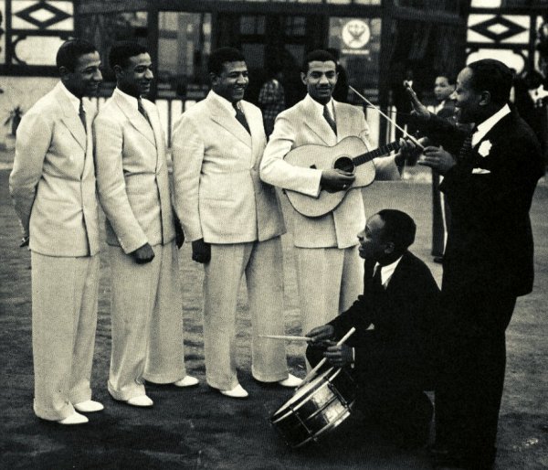 The Mills Brothers - One Dozen Roses