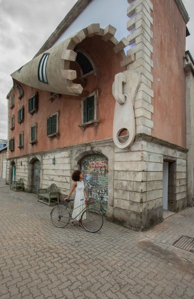 W-iqos-world-revealed-by-alex-chinneck-a3