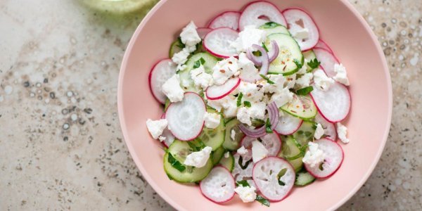 Салат с редисом, огурцом и фетой