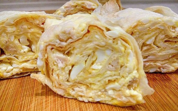 Рулет из лаваша с сыром, яйцами и курицей