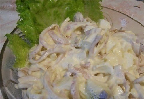 Очень вкусный салат из кальмаров с плавл.сыром