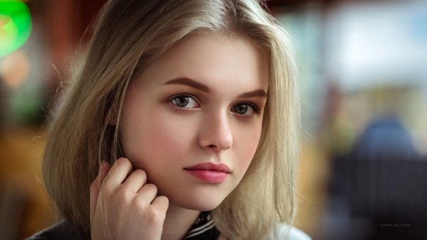 icona-pictura-alexandra-krasotka-blondinka-vzgliad-pricheska