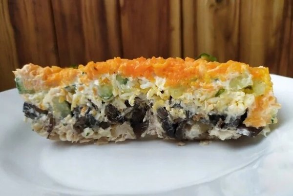 Слоёный салат с курицей и грибами