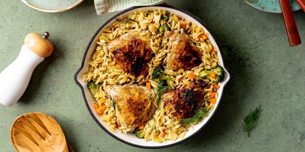Куриные бёдра с пастой орзо и брокколи