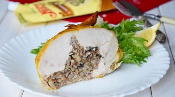 Запеченная курочка, фаршированная гречкой и грибами