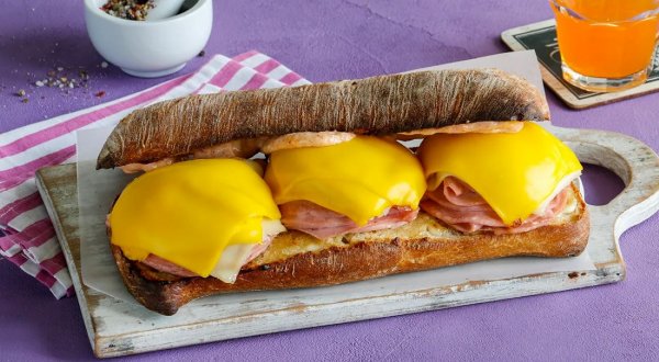 Горячий сэндвич Энтони Бурдена, с жареной колбасой и сыром
