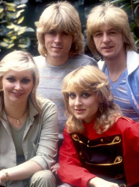 Bucks Fizz - She Cries