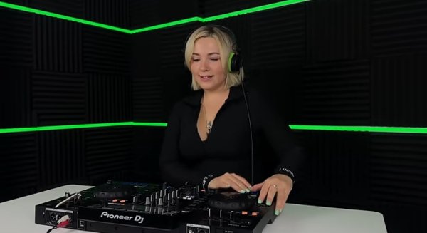 Deva Vicci - SynthWaves Podcast #1 [ Melodic Techno &amp; Progressive House ]