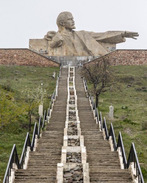 Статуя Ленина на вершине плотины в Истаравшане