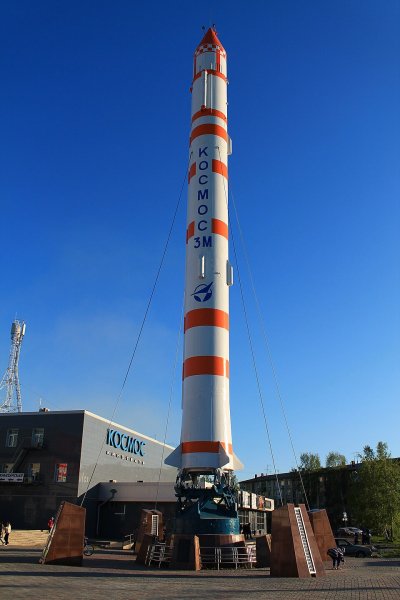 Космос 3М установленый в Омске, рядом с кинотеатром Космос