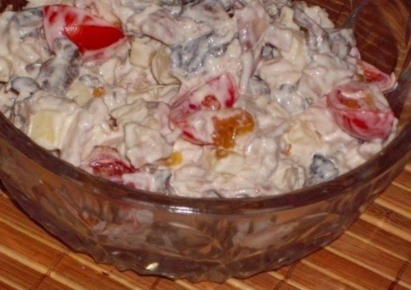 salat-s-kuricej-sirom-gribami-i-pomidora