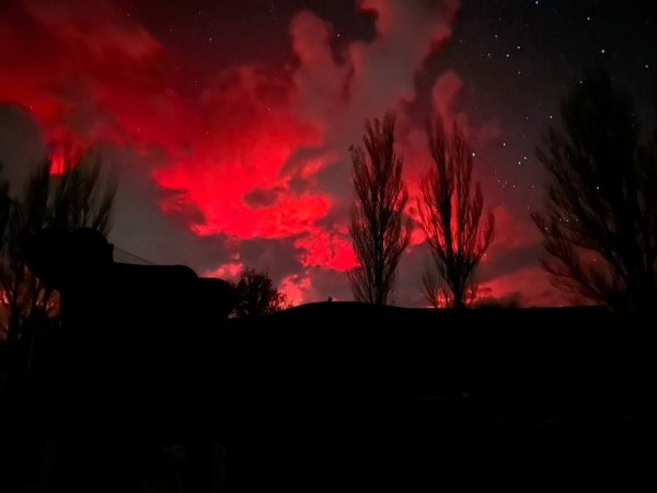 Північне сяйво Аврора в небі над Україною