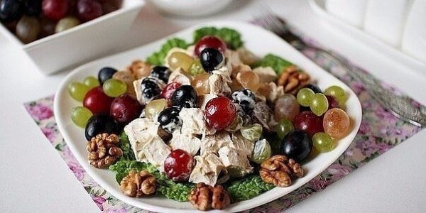 Салат с курицей, виноградом и орехами