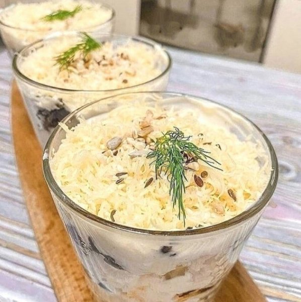 САЛАТ ЖEHCKИЙ KAПPИЗ С КУРИЦЕЙ И ЧЕРНОСЛИВОМ