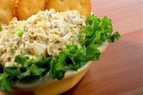 Салат с рыбными консервами и сухариками